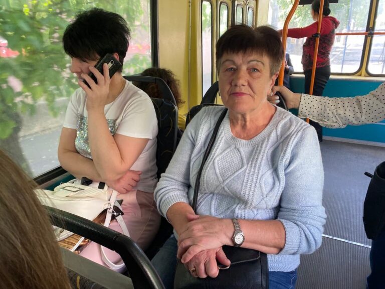 Пенсіонерка в тролейбусі