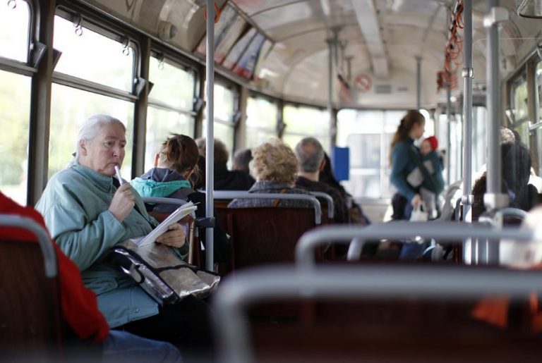 пенсионерка в троллейбусе