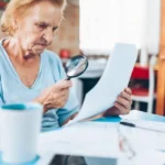 Пенсіонерка розлядає платіжки