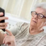 Пенсіонерка з телефоном