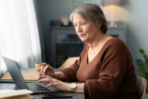 пенсіонерка з ноутбуком