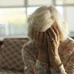 Пенсіонерка закрила обличчя руками