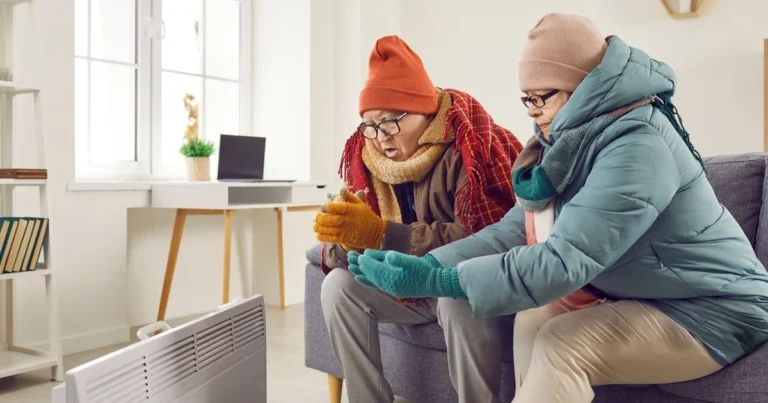 Пенсіонерки гріються