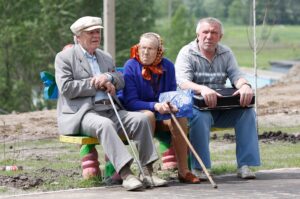 Пенсіонери на лавці