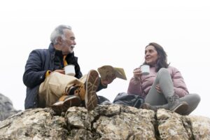 пенсионеры в горах