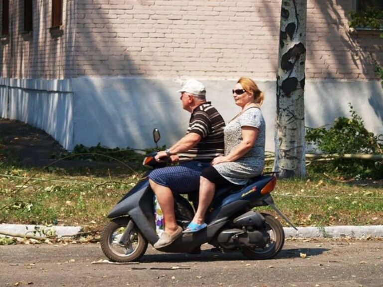 Пенсіонер на мопеді