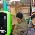пенсіонери в транспорті