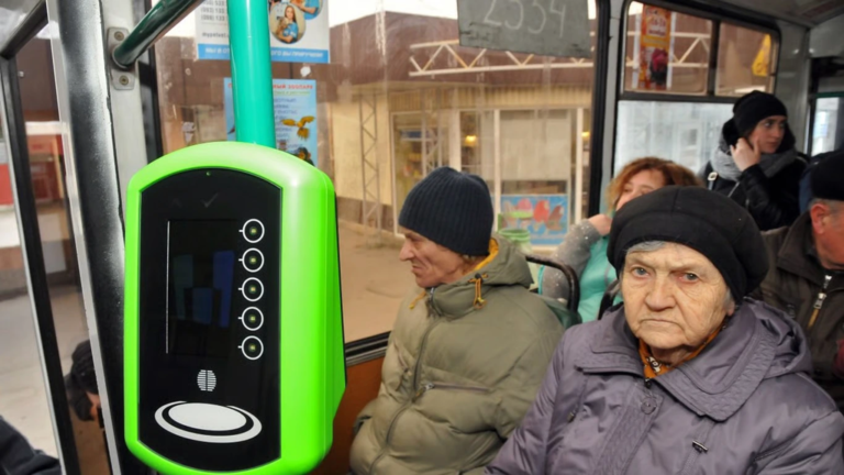 пенсионеры в транспорте