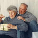 пенсіонери з подарунками