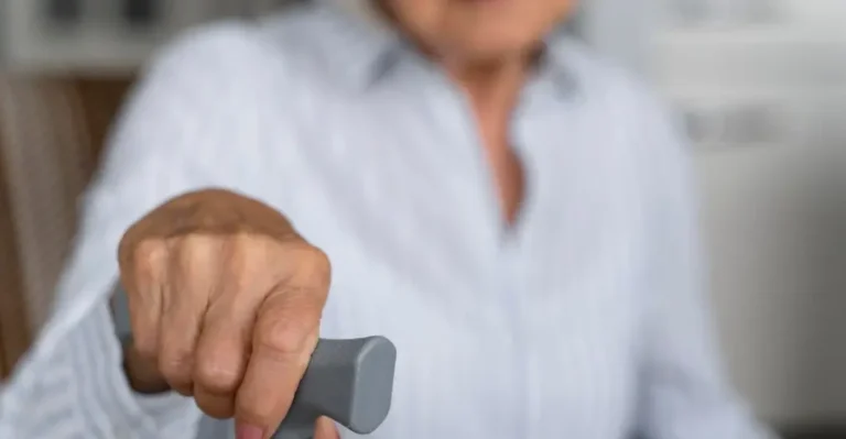 Ключевые тезисы: Пенсия по инвалидности рассчитывается как процент от пенсии по возрасту. В случае изменения группы возможен как перерасчет в большую сторону, так и уменьшение выплат. Минимальная пенсия по инвалидности в 2026 году составляет 2595 грн. В соответствии с законодательством Украины, граждане имеют право на несколько видов пенсии, но выбрать могут только одну — по возрасту или по инвалидности. Сообщаем, как может измениться размер выплат и есть ли смысл переходить на пенсию по возрасту. со ссылкой на закон №1058-IV «Об общеобязательном государственном пенсионном страховании». Ранее мы рассказывали, повысят ли пенсию тем, кто оформил ее в 2026 году. Пенсия по инвалидности или по возрасту — что выгоднее в 2026 году? Окончательная сумма выплат зависит от страхового стажа, уровня заработка, наличия дополнительного стажа после назначения выплат и права на доплаты. Эксперты советуют перед переходом с пенсии по инвалидности на пенсию по возрасту сделать предварительный расчет и проверить, учтен ли весь стаж и заработная плата. Технические неточности могут повлиять на конечный размер выплат. Как изменится пенсия после получения другой группы инвалидности? Закон предусматривает, что размер пенсии по инвалидности определяется как доля от пенсии по возрасту: — для I группы — 100%; — для II группы — 90%; — для III группы — 50%. Таким образом, в случае установления другой группы сумма может существенно изменяться. Если группа повышена, перерасчет осуществляется со дня ее установления на основании документов, представленных в Пенсионный фонд Украины. В случае понижения группы может применяться переходный механизм с учетом месяца изменения. Отметим также, что пропуск срока повторного осмотра может привести к приостановке выплат со дня истечения срока действия справки МСЭК. Одновременно размер пенсии по инвалидности не может быть ниже установленного минимума — 2595 грн в 2026 году. Как изменить группу инвалидности? Для пересмотра группы необходимо подтвердить ухудшение состояния здоровья. Требуются новые медицинские заключения, результаты обследований, выписки после стационарного лечения, а также предыдущие решения МСЭК. После подачи заявления экспертная комиссия оценивает функциональные ограничения заявителя. Если изменение группы влияет на размер пенсии, документы подают в территориальный орган ПФУ — лично или через портал электронных услуг. Решение о перерасчете должны принять в течение 10 дней, а в случае дополнительной проверки — до 15 дней. Читайте также: Пенсию могут пересчитать выгоднее: что проверить после назначения Пенсионный фонд не выплачивает долг по решению суда: что делать пенсионерам