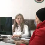 две  жещнины в офисе