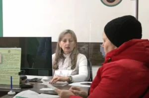 две  жещнины в офисе