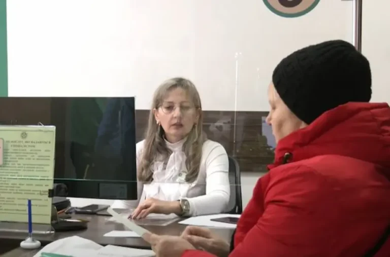 две жещнины в офисе