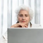 Пенсіонерка працює