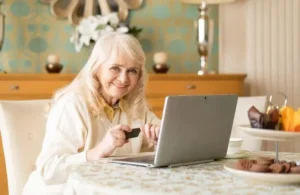 пенсіонерка з карткою