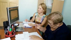 женщины перед компьютером