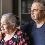 двое пенсионеров у  окна