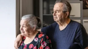 двое пенсионеров у окна