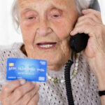 пенсионерка с карточкой