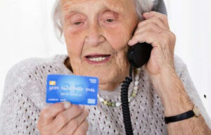 пенсионерка с карточкой
