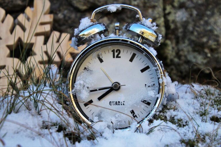Украина переходит на зимнее время: не забудьте перевести часы