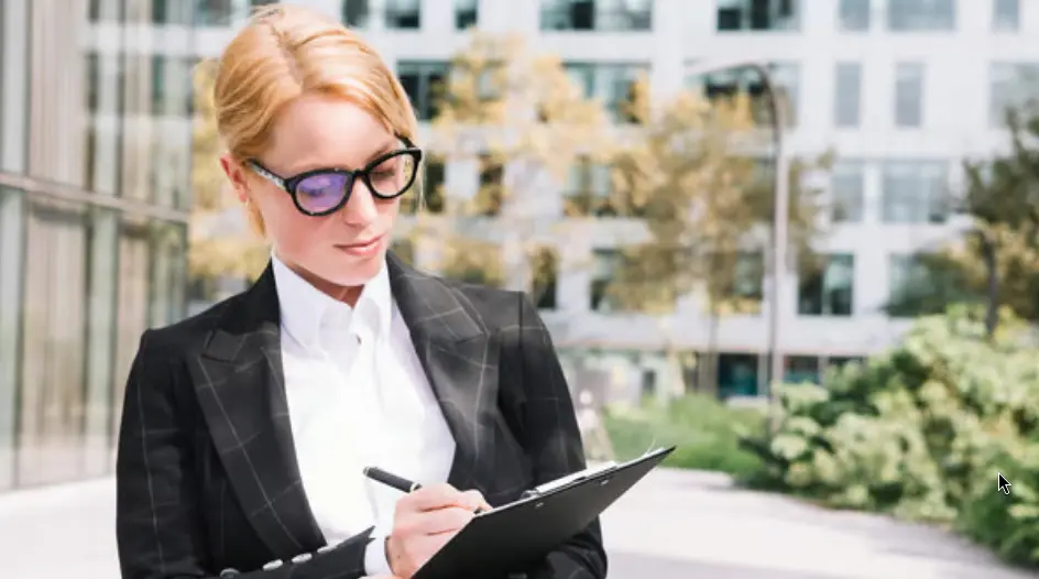 чиновница на фоне дома