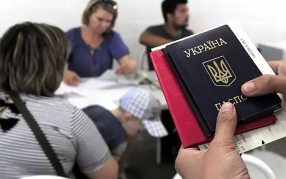 документы в руках