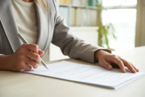 Підписує документи