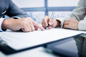 Підписують документи