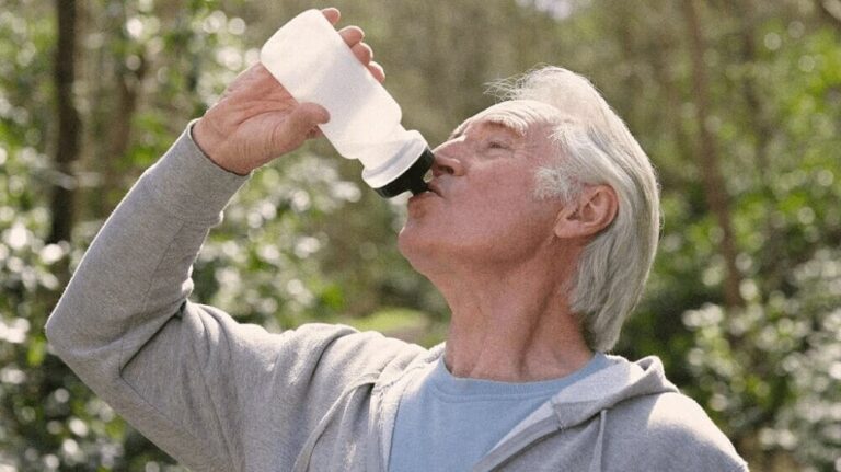 Лікарі рекомендують пити більше води: чим небезпечне зневоднення для людей похилого віку