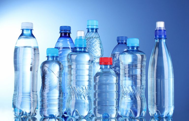 Повторно использовать пластиковые бутылки опасно для здоровья