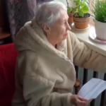 пенсионерка с платежкой за комуналку