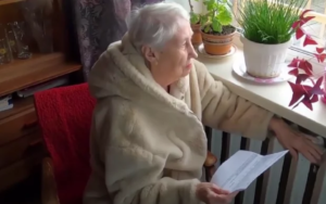 пенсионерка с платежкой за комуналку