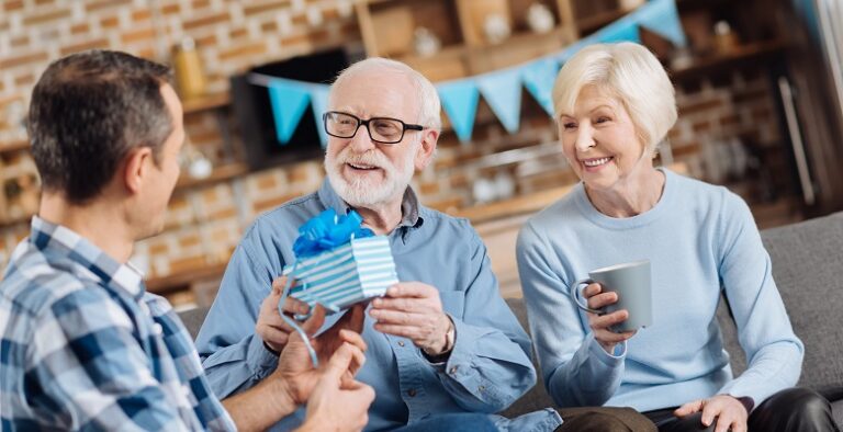 Пенсионерам выплатят единовременную материальную помощь по случаю дня рождения – что известно