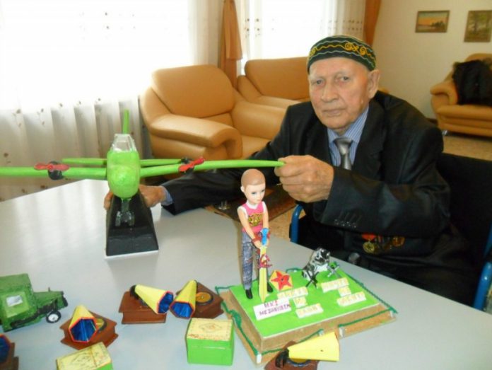 Одесский пенсионер врачует себя творчеством