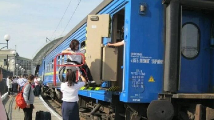Лица с инвалидностью могут купить билеты на поезд в спецвагон