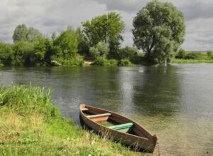 погода : лодка у берега