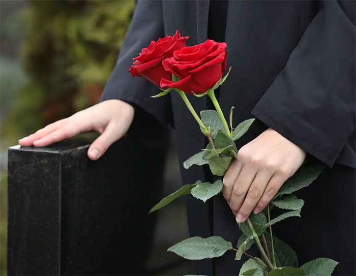 Можно ли получить пособие на погребение, если пенсионер умер за границей?