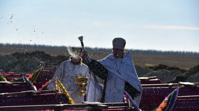 Священник на кладбище