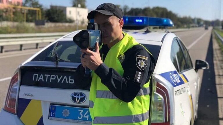 Поліцейський на дорозі