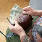 Польські злоті в руках літньої жінки