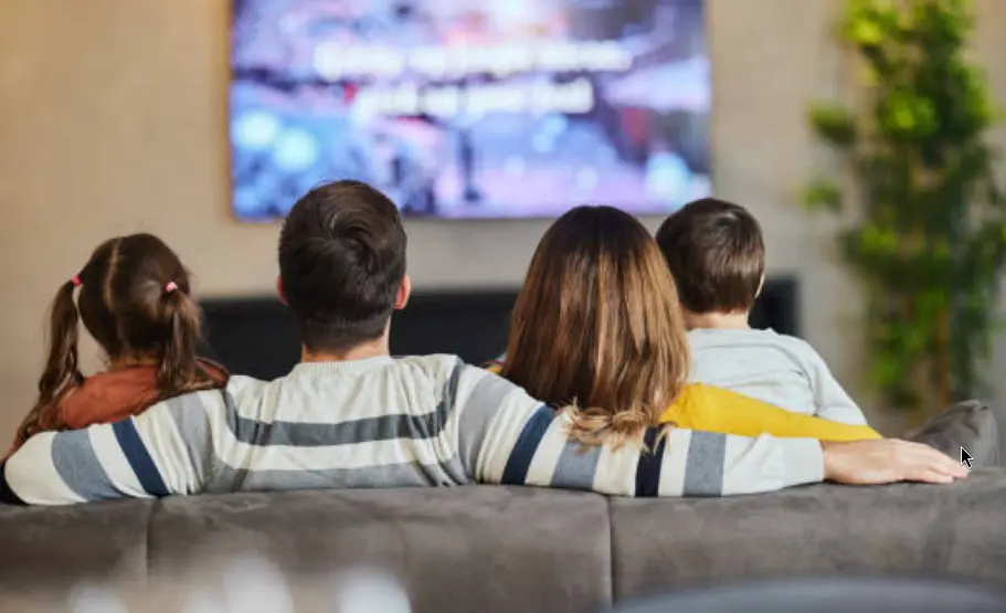 семья перед телевизором