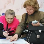 Почтальон выдает пенсию на дому
