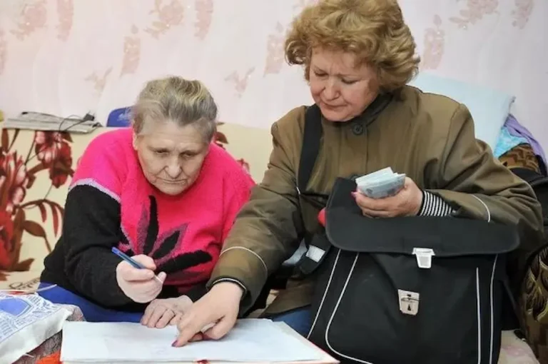 Почтальон выдает пенсию на дому