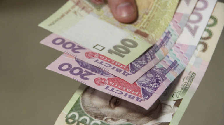 «Укрпошта» розпочала видачу разової фінансової допомоги українцям: хто отримає 2200 гривень