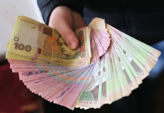 Некоторым украинцам выплатят по 2200 гривен: кто может претендовать на помощь