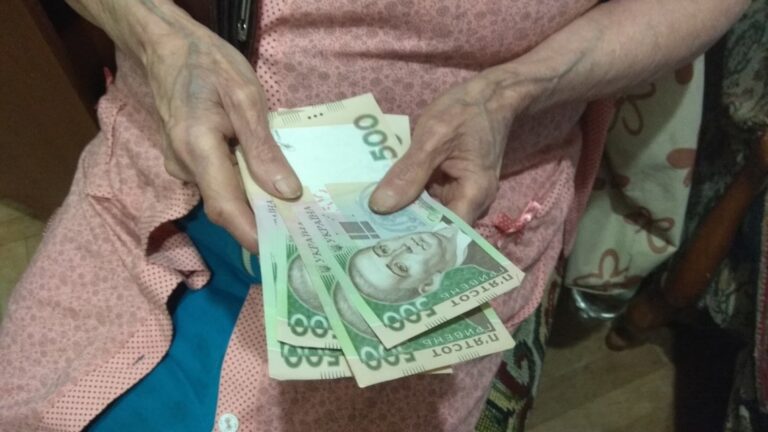 Украинцам раздадут почти по 2000 гривен помощи: что для этого нужно