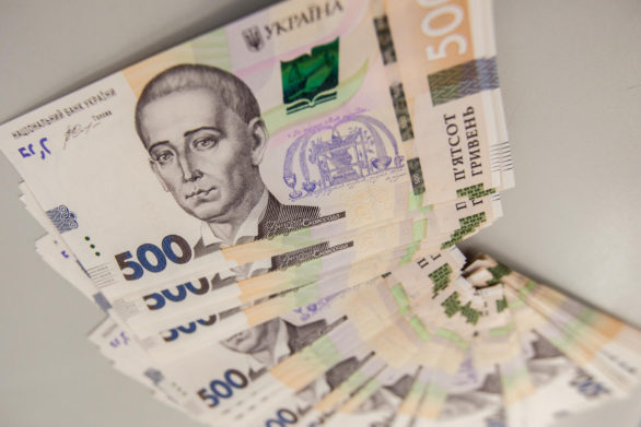 Украинцам будут ежемесячно выплачивать до 20 тысяч гривен: кому установлены доплаты