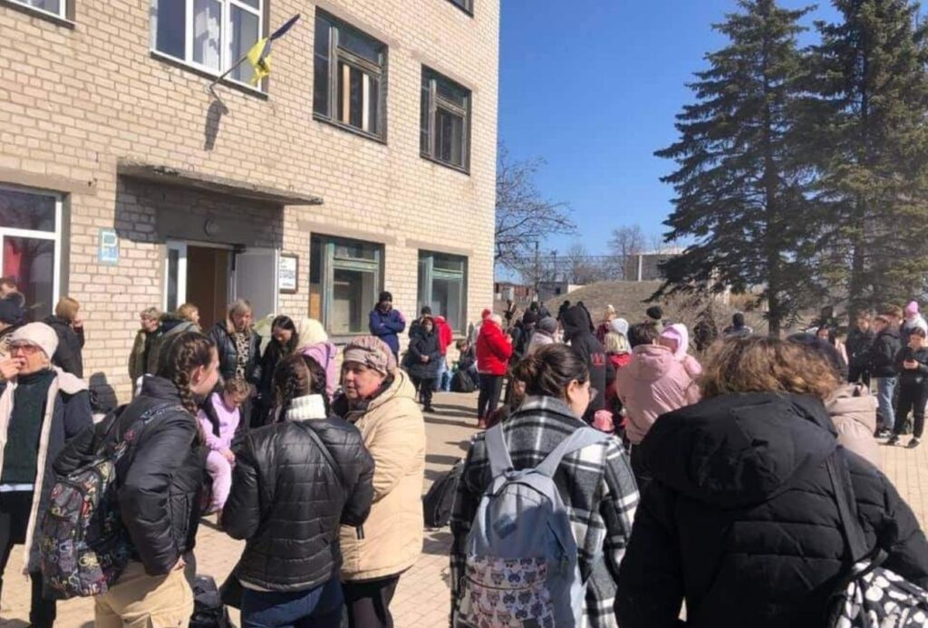 люди во дворе