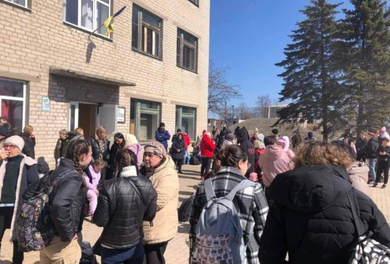 люди во дворе